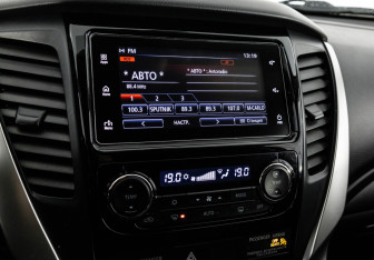 Подержанный автомобиль Mitsubishi Pajero Sport 2017 года (14 фото)