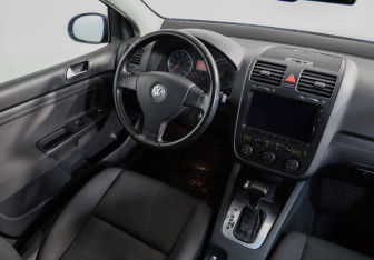 Подержанный автомобиль Volkswagen Golf Hatchback 2005 года (8 фото)