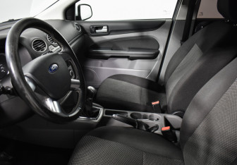 Подержанный автомобиль Ford Focus Sedan 2011 года (10 фото)