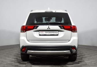 Подержанный автомобиль Mitsubishi Outlander 2017 года (6 фото)