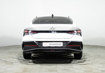 Подержанный автомобиль Hyundai Elantra Sedan 2023 года (6 фото)