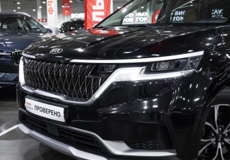 Подержанный автомобиль Kia Carnival 2021 года (3 фото)