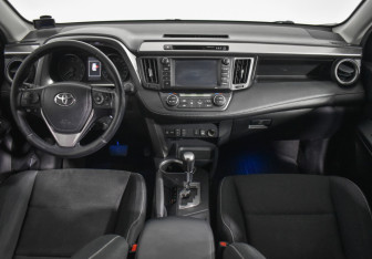 Подержанный автомобиль Toyota RAV4 2017 года (13 фото)