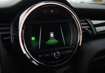 Подержанный автомобиль MINI Hatch 2020 года (16 фото)