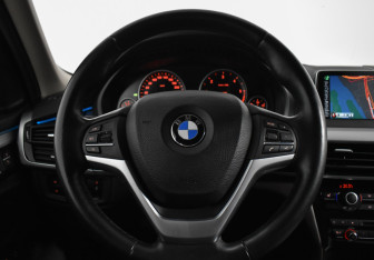 Подержанный автомобиль BMW X5 2016 года (19 фото)