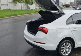 Подержанный автомобиль Skoda Rapid Liftback 2022 года (8 фото)