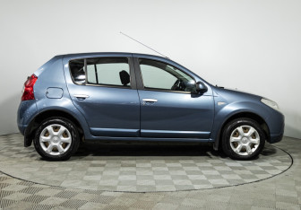 Подержанный автомобиль Renault Sandero 2013 года (4 фото)