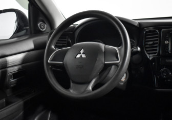 Подержанный автомобиль Mitsubishi Outlander 2013 года (15 фото)