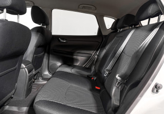 Подержанный автомобиль Nissan Tiida Hatchback 2015 года (12 фото)