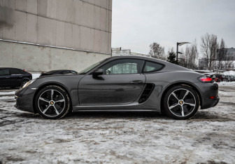 Подержанный автомобиль Porsche Cayman 2017 года (10 фото)