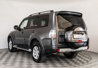 Подержанный автомобиль Mitsubishi Pajero 2012 года (7 фото)