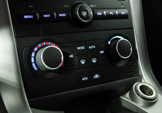 Подержанный автомобиль Chevrolet Captiva 2012 года (16 фото)