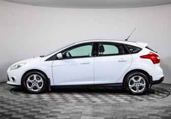 Подержанный автомобиль Ford Focus Hatchback 2013 года (8 фото)