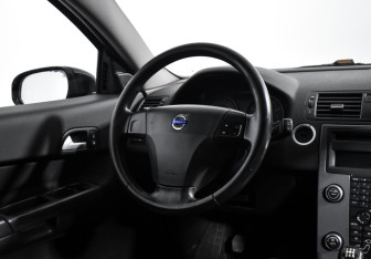 Подержанный автомобиль Volvo C30 2007 года (15 фото)