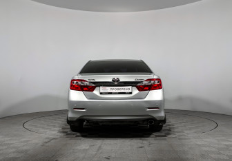 Подержанный автомобиль Toyota Camry Sedan 2011 года (6 фото)