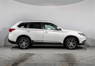 Подержанный автомобиль Mitsubishi Outlander 2017 года (4 фото)