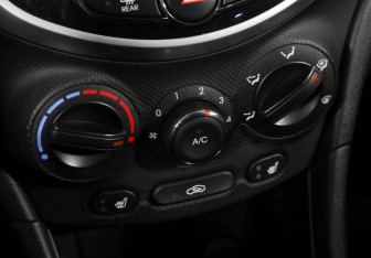 Подержанный автомобиль Hyundai Solaris Hatchback 2012 года (14 фото)