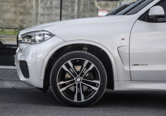 Подержанный автомобиль BMW X5 2017 года (10 фото)