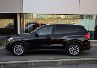Подержанный автомобиль BMW X5 2021 года (8 фото)