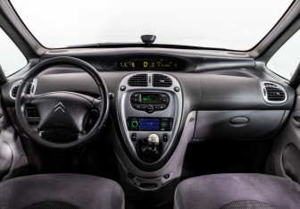 Подержанный автомобиль Citroen Xsara Picasso 2008 года (10 фото)