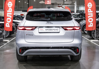 Подержанный автомобиль Jaguar F-Pace 2022 года (14 фото)