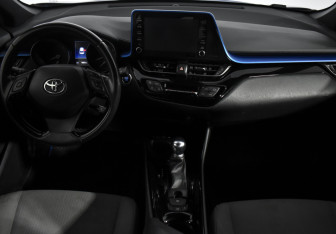 Подержанный автомобиль Toyota C-HR 2018 года (15 фото)