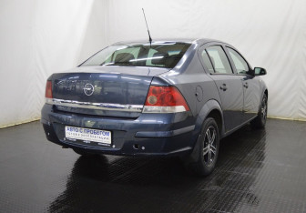 Подержанный автомобиль Opel Astra Sedan 2009 года (5 фото)