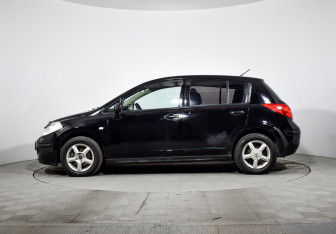 Подержанный автомобиль Nissan Tiida Hatchback 2010 года (8 фото)