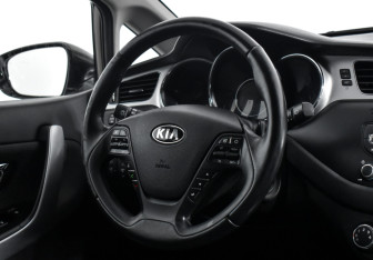 Подержанный автомобиль Kia Ceed Hatchback 2013 года (14 фото)