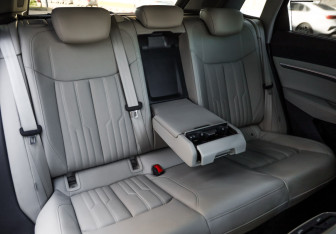 Подержанный автомобиль Audi e-tron 2021 года (34 фото)