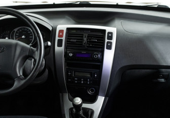 Подержанный автомобиль Hyundai Tucson 2008 года (14 фото)