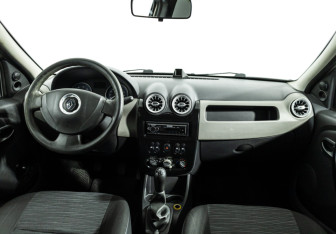 Подержанный автомобиль Renault Logan Sedan 2011 года (13 фото)