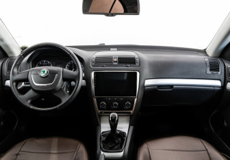Подержанный автомобиль Skoda Octavia Liftback 2010 года (10 фото)