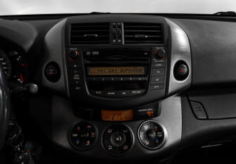 Подержанный автомобиль Toyota RAV4 2010 года (16 фото)