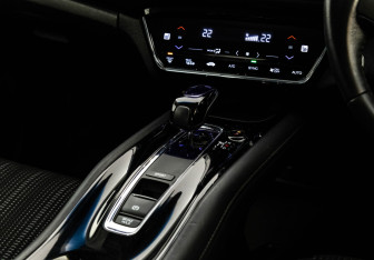 Подержанный автомобиль Honda Vezel 2014 года (12 фото)