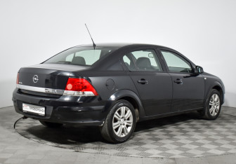 Подержанный автомобиль Opel Astra Sedan 2012 года (5 фото)