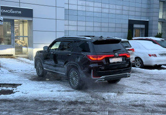 Подержанный автомобиль Changan CS95 2023 года (6 фото)