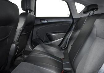 Подержанный автомобиль Opel Astra Hatchback 2011 года (12 фото)