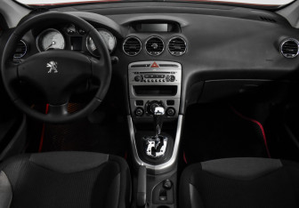 Подержанный автомобиль Peugeot 308 Hatchback 2009 года (14 фото)