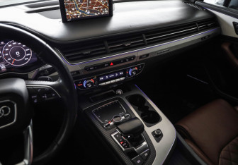 Подержанный автомобиль Audi Q7 2017 года (24 фото)