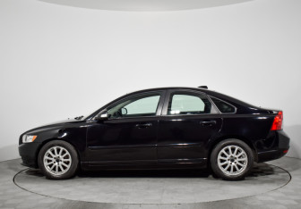 Подержанный автомобиль Volvo S40 2012 года (8 фото)