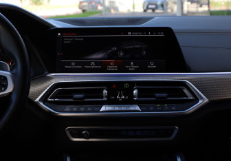 Подержанный автомобиль BMW X6 2021 года (10 фото)