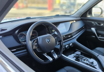 Подержанный автомобиль Changan CS95 2023 года (14 фото)