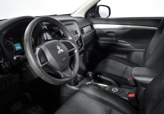 Подержанный автомобиль Mitsubishi Outlander 2014 года (9 фото)