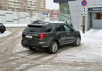 Подержанный автомобиль Ford Explorer 2018 года (4 фото)