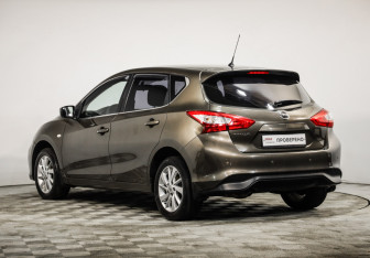 Подержанный автомобиль Nissan Tiida Hatchback 2015 года (7 фото)