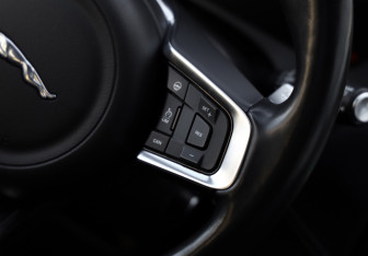 Подержанный автомобиль Jaguar F-Pace 2017 года (13 фото)