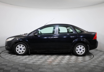 Подержанный автомобиль Ford Focus Sedan 2009 года (8 фото)