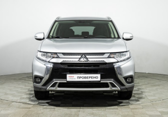 Подержанный автомобиль Mitsubishi Outlander 2021 года (2 фото)