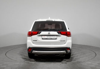 Подержанный автомобиль Mitsubishi Outlander 2017 года (7 фото)